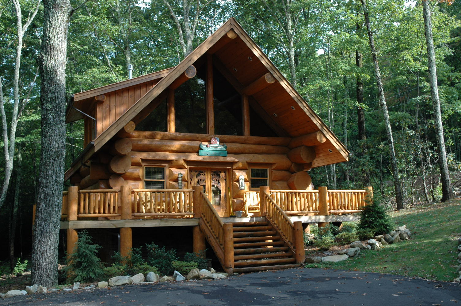 Supersized-log-cabin-that-appears-comfortable-and-secure