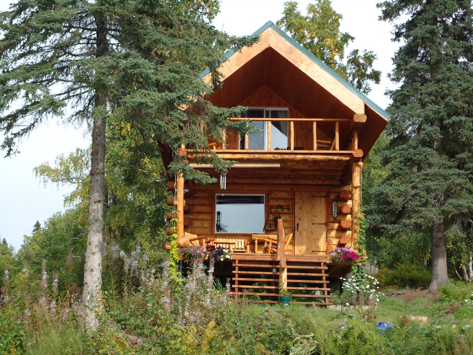 Tall wood cabin with a familiar and traditional style