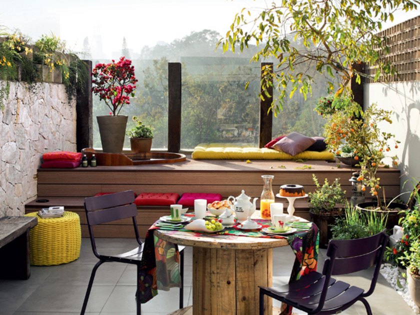 Tiny balcony with yellow and red sitting cushions