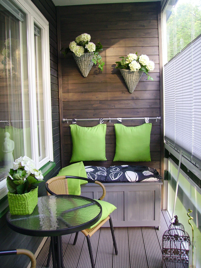 Tiny green balcony with an organic ambiance