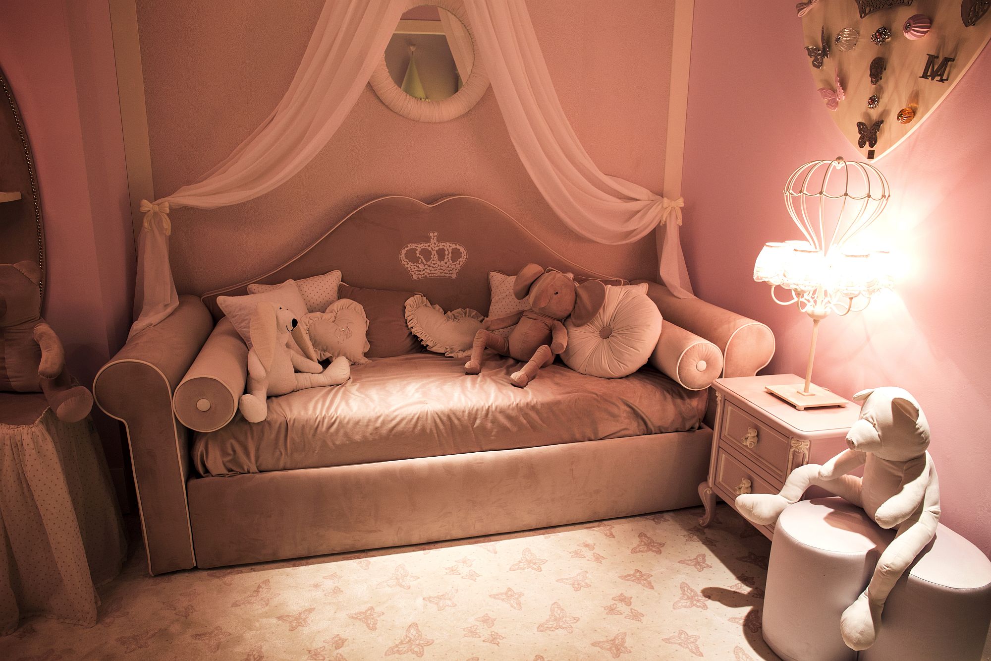 Trendy-pink-girls-bedroom-decor