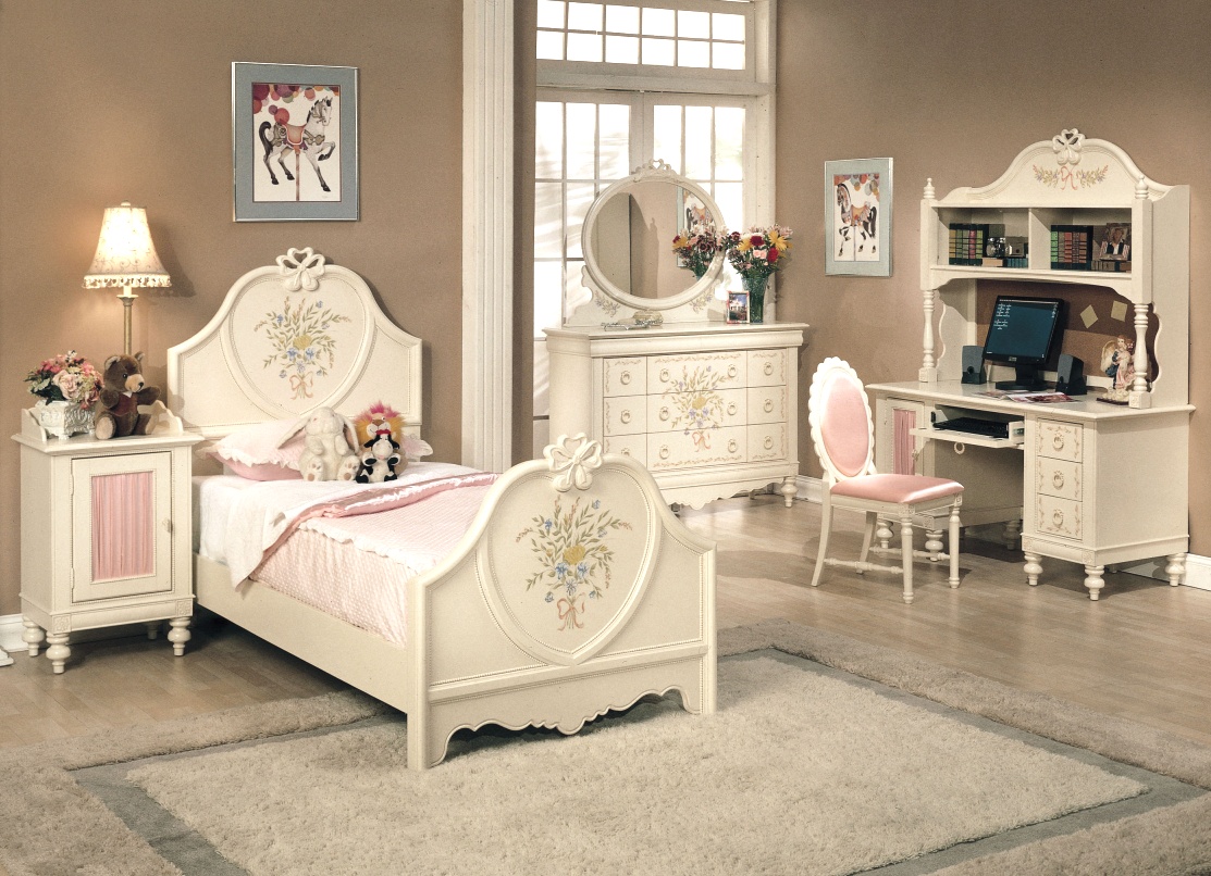 Vintage-kids-bedroom-with-French-inspired-interior-