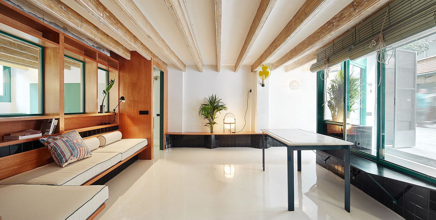 White-epoxy-resin-flooring-gives-the-interior-a-more-spacious-visual-appeal