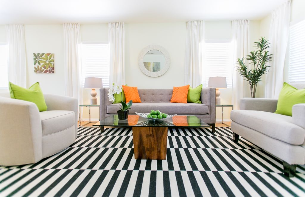 Big-monochrome-rug-as-the-most-dominant-decor-piece-in-the-living-room