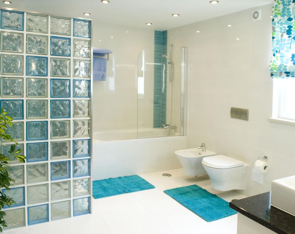 Bright-bathroom-full-ofcarefully-selected-turquoise-decor-elements-