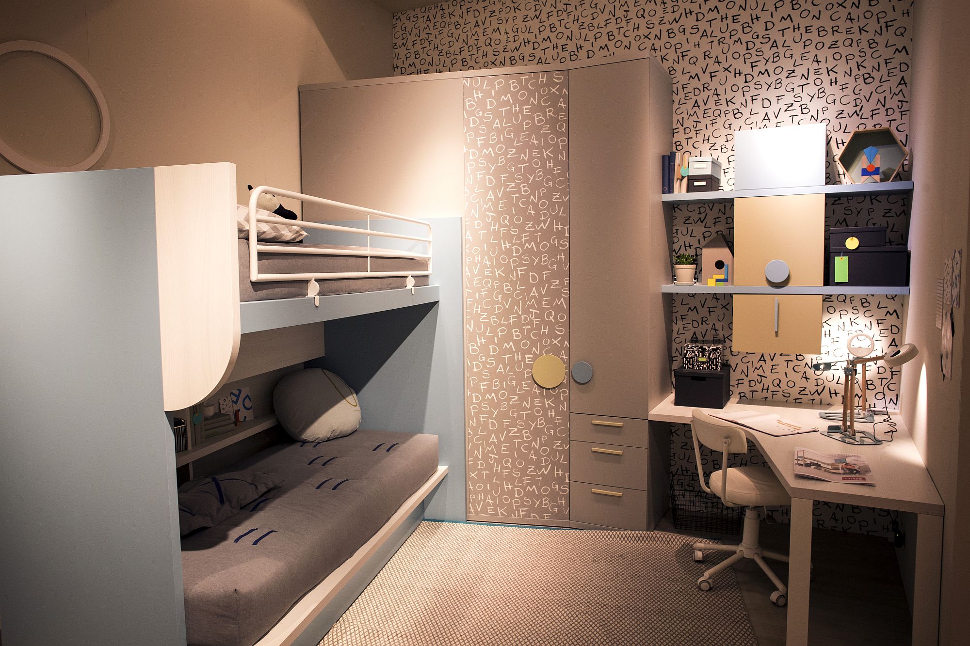 Corner workstation with modular shelving in the small kids' bedroom