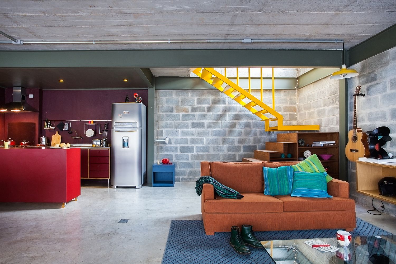 Decor-kitchen-island-and-staircase-add-bright-color-to-the-interior