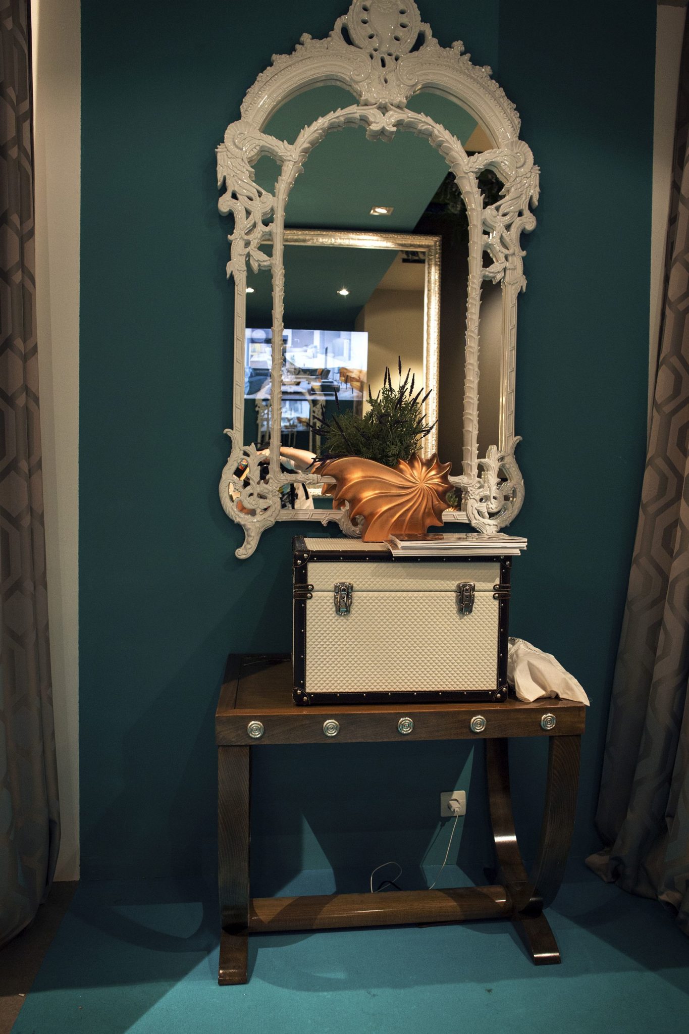 Duresta-creates-a-cool-and-stylish-entryway-with-Victorian-overtones