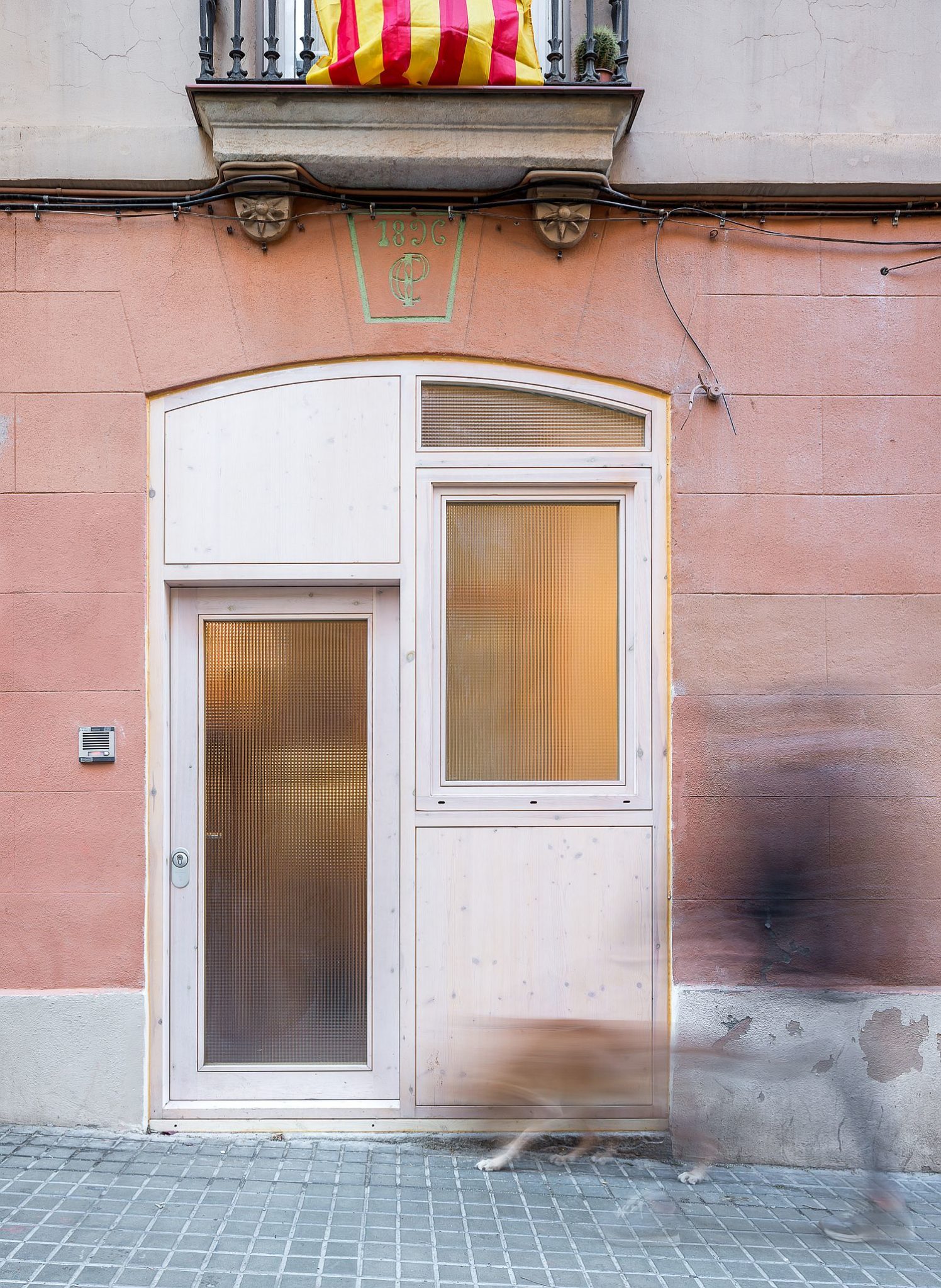 Entrance-to-the-small-studio-apartment-in-Barcelona