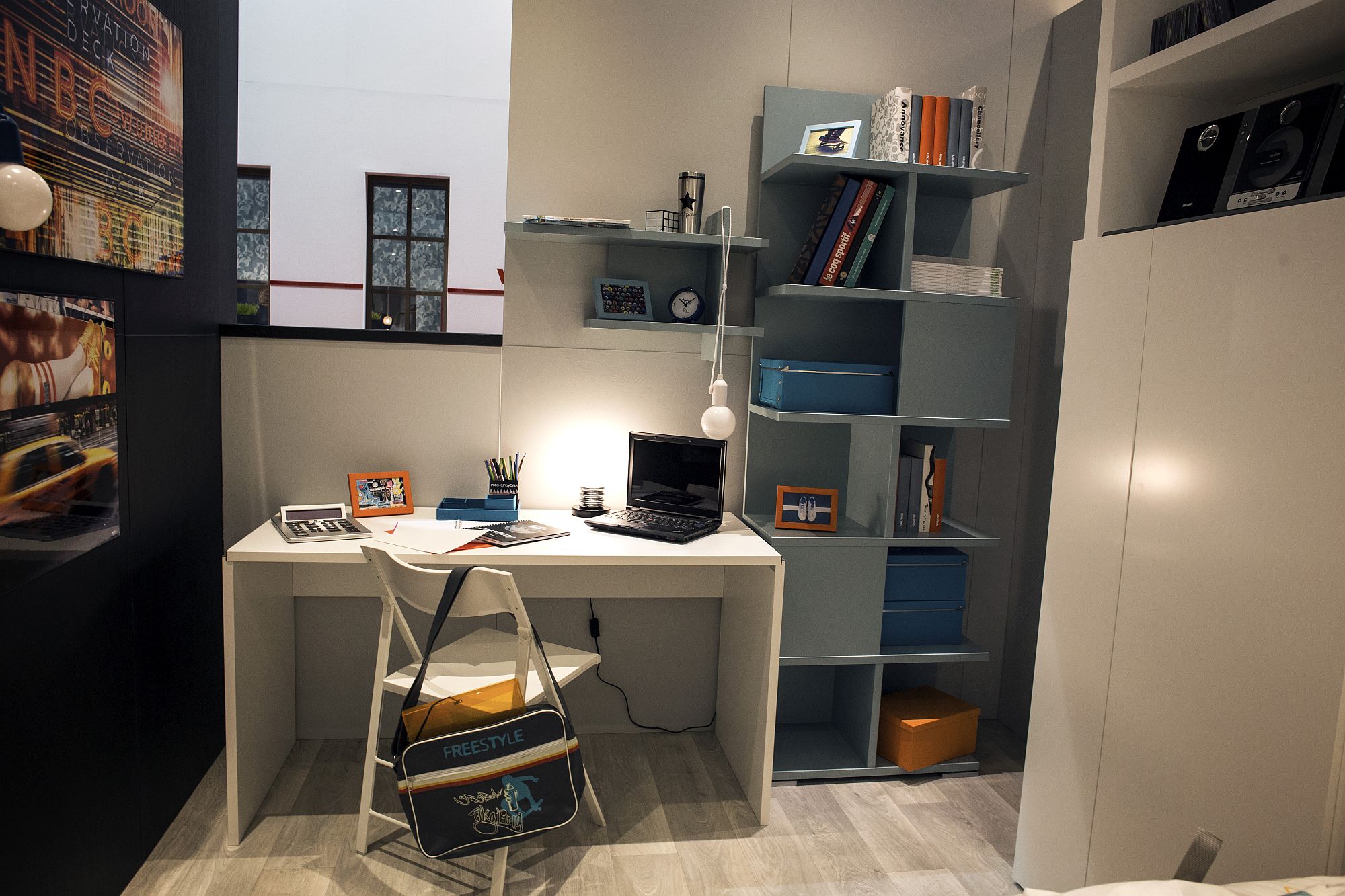 Freestanding-unit-of-shelves-next-to-the-homework-station