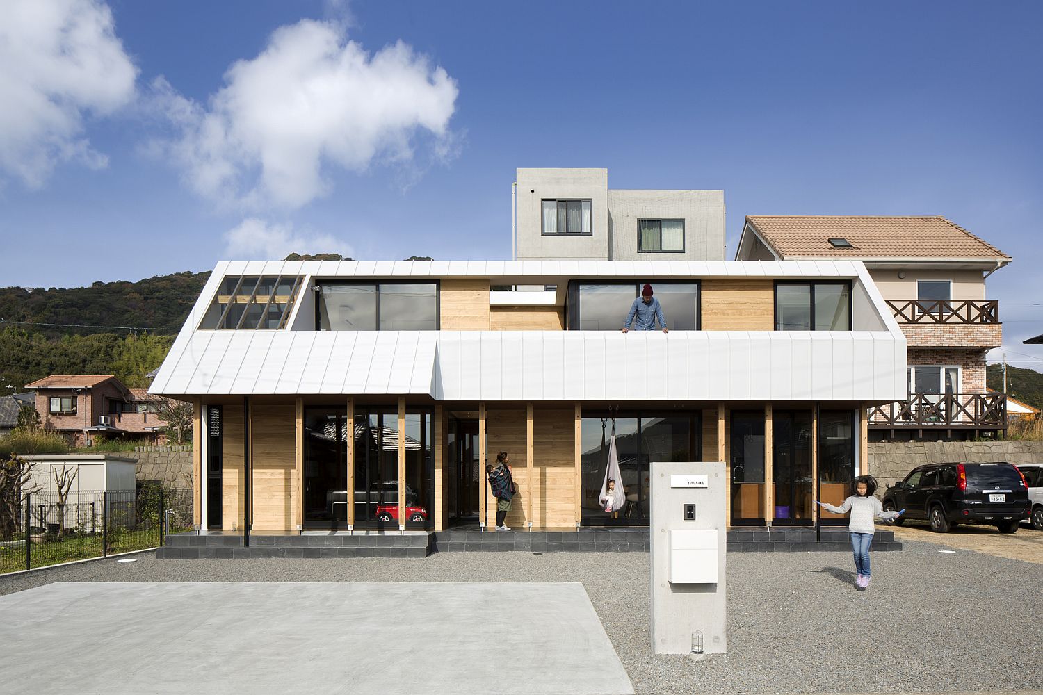 Front-facade-of-the-elegant-modern-family-home-in-Japan