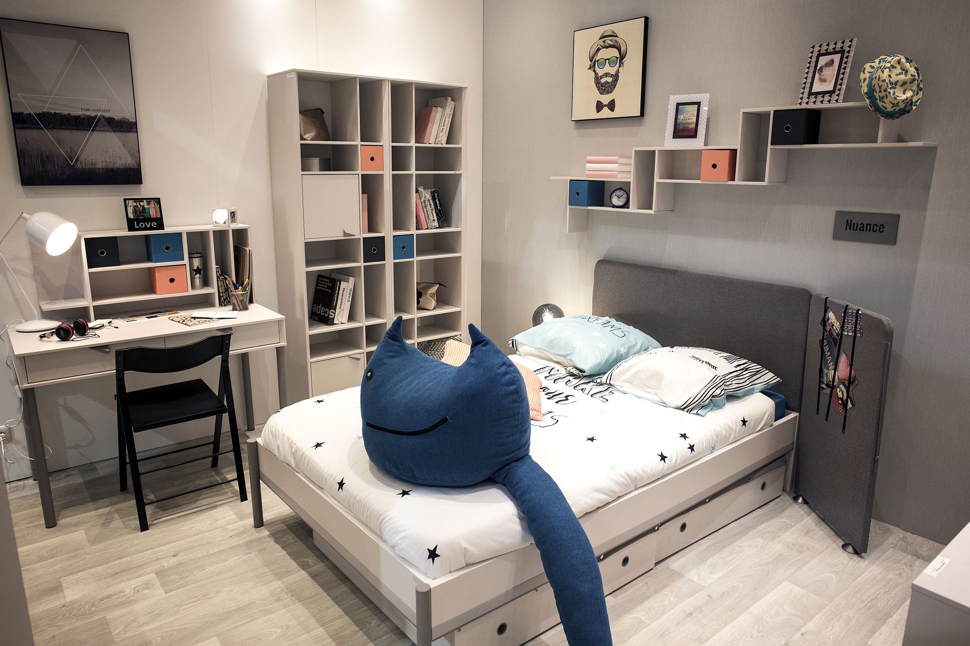 Girls-bedroom-in-white-with-a-cool-workstation