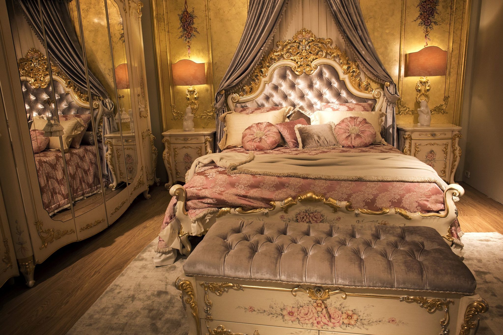 Glitter-of-gold-instantly-adds-splendor-and-opulence-to-the-classic-bedroom