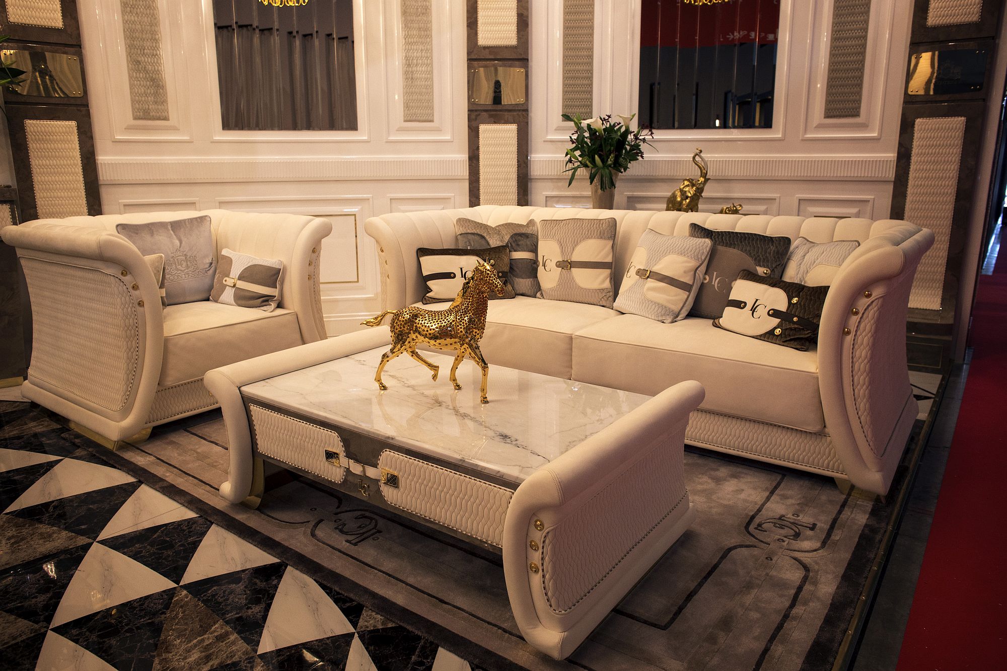 Gold and white living room with luxurious decor Shopping Smart: Modern Sofas in Black, White and a Blend of the Two!