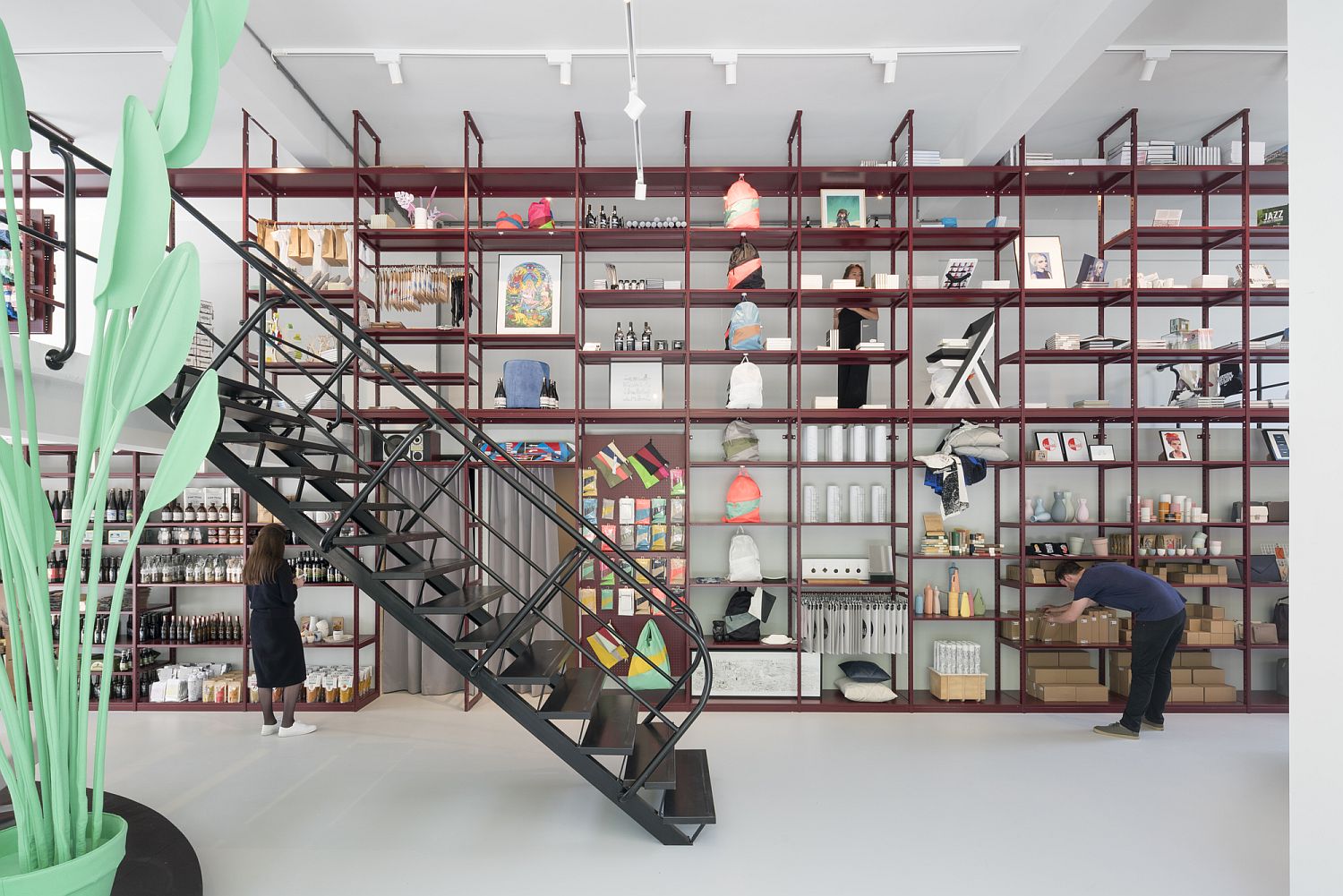 Industrial-style-sheling-in-red-for-the-innovative-Groos-store