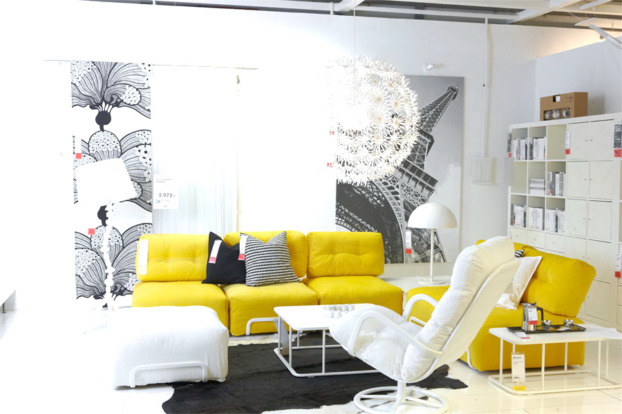 Living room with a contrast between yellow sofas and white background