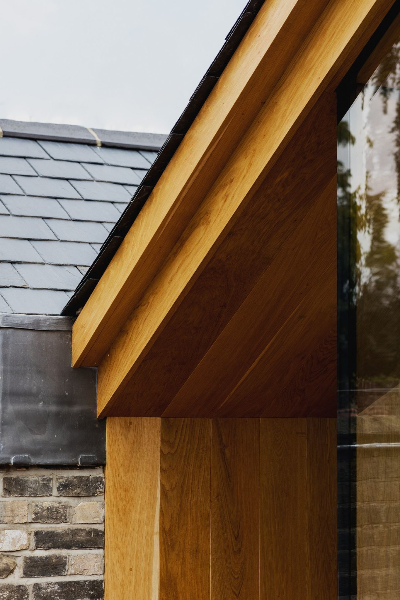 Lovely use of oak creates a visually light and contemporary extension