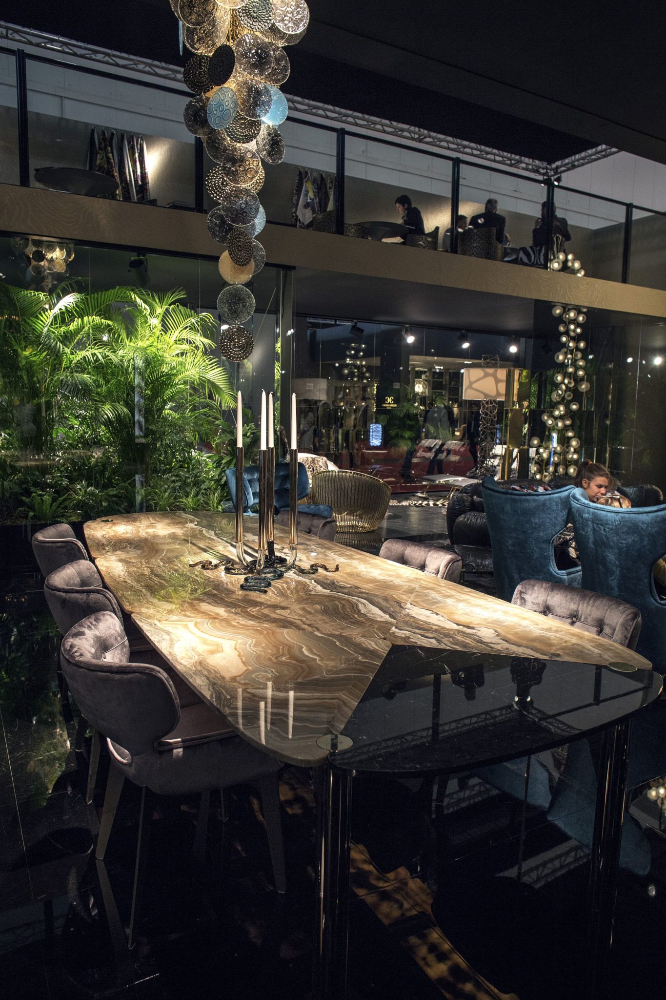Luxury classic furniture for the dining room from Roberto Cavalli