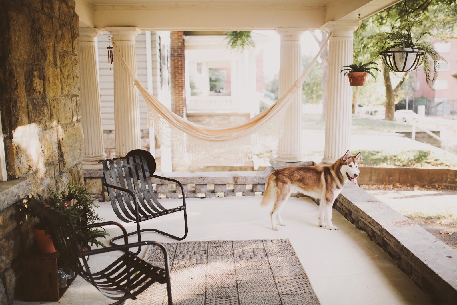 Minimalist-boho-hammock-on-the-front-porch-