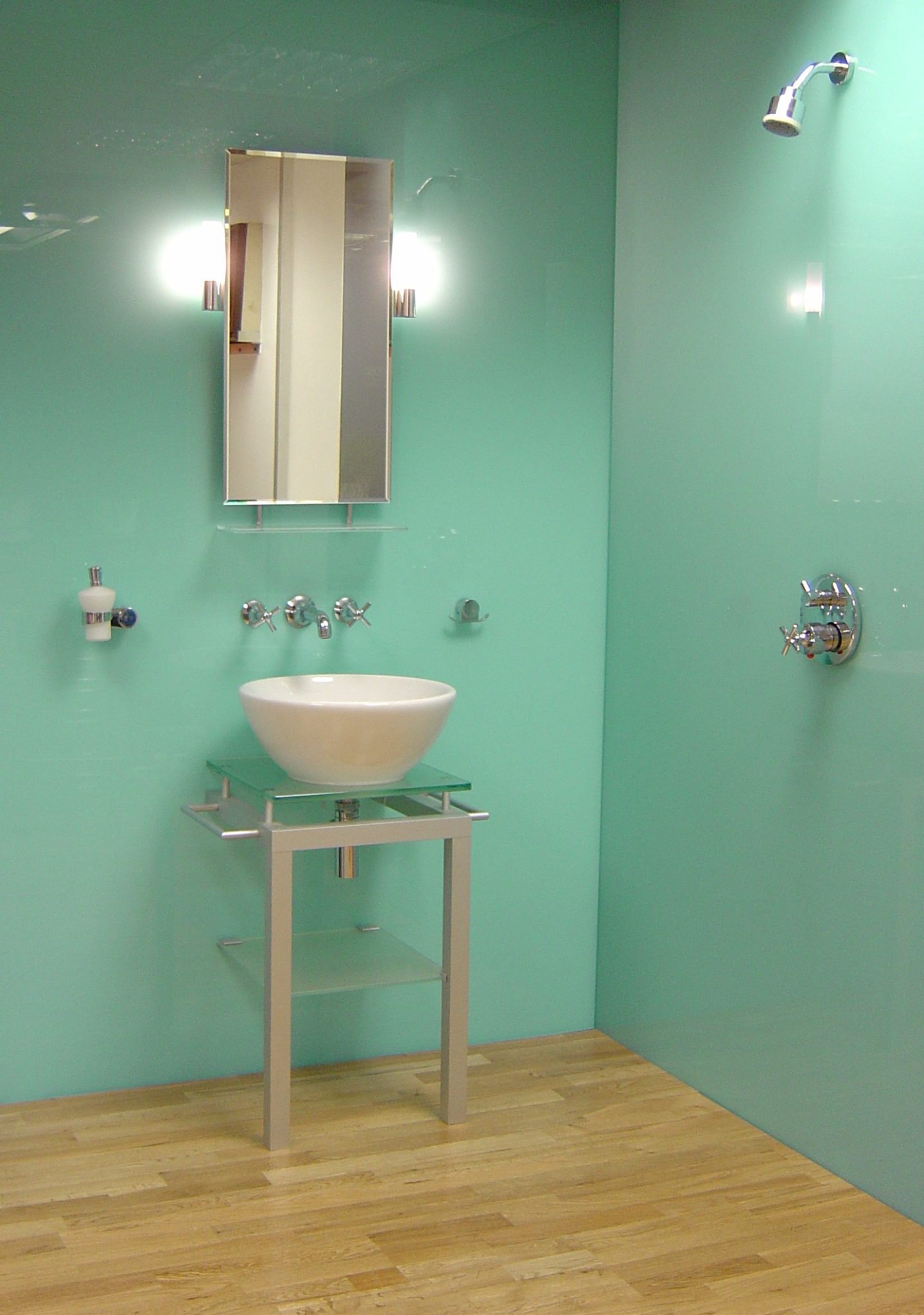 Minty-bathroom-with-a-slight-retro-look