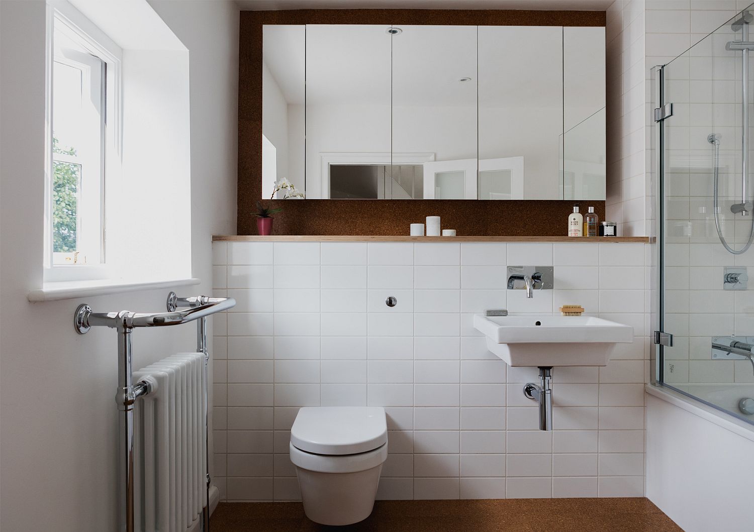 Modern-bathroom-in-white-with-white-tiles-and-cork-floor