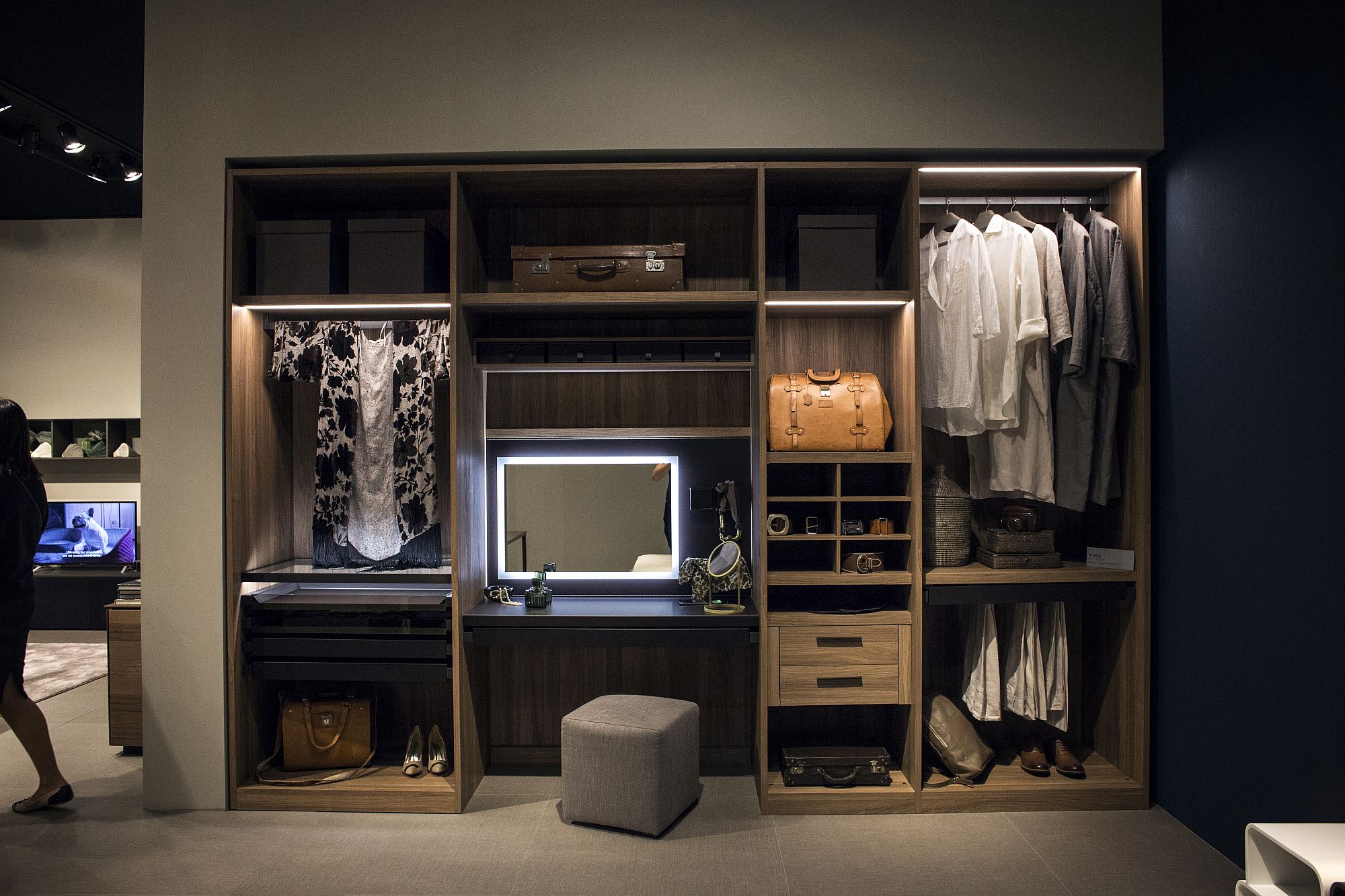 Modern-wardrobe-with-dressing-area