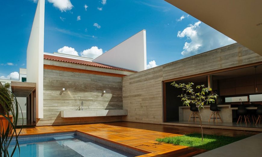 Cuiabá House: Open Family Home in Brazil with Shaded Outdoor Spaces