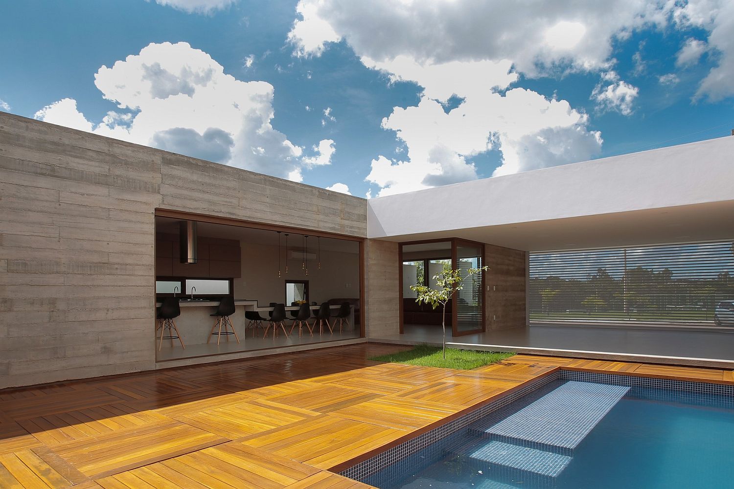 Pool-area-of-the-private-Brazilian-Residence