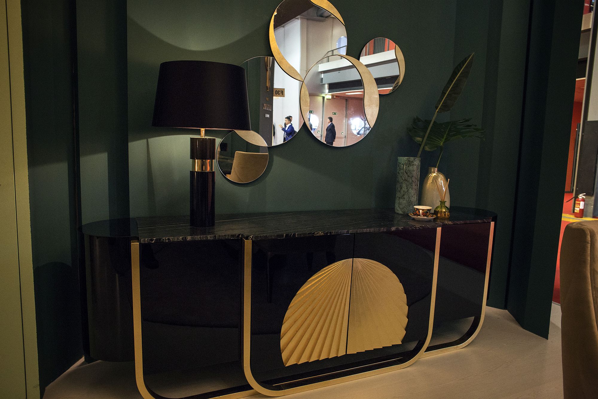 Series of round mirrors coupled with a classic console in the entryway