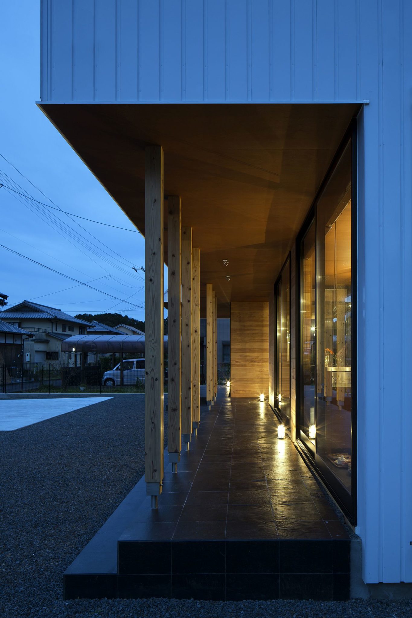 Shaded-patio-around-the-modern-house