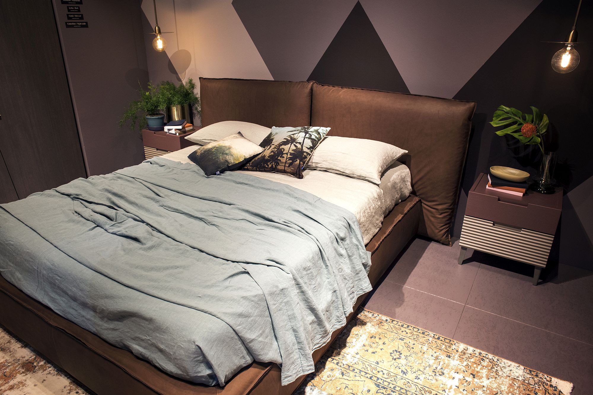 Small-bedroom-with-bedside-pendant-lighting-and-twin-nightstands