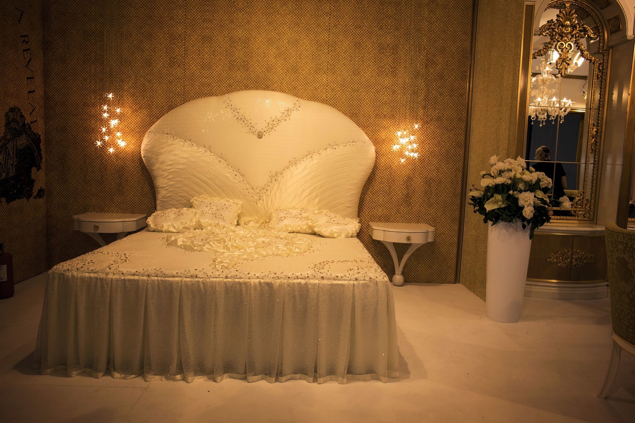Sparkling-allure-of-bedside-pendants-creates-a-dreamy-and-lavish-bedroom