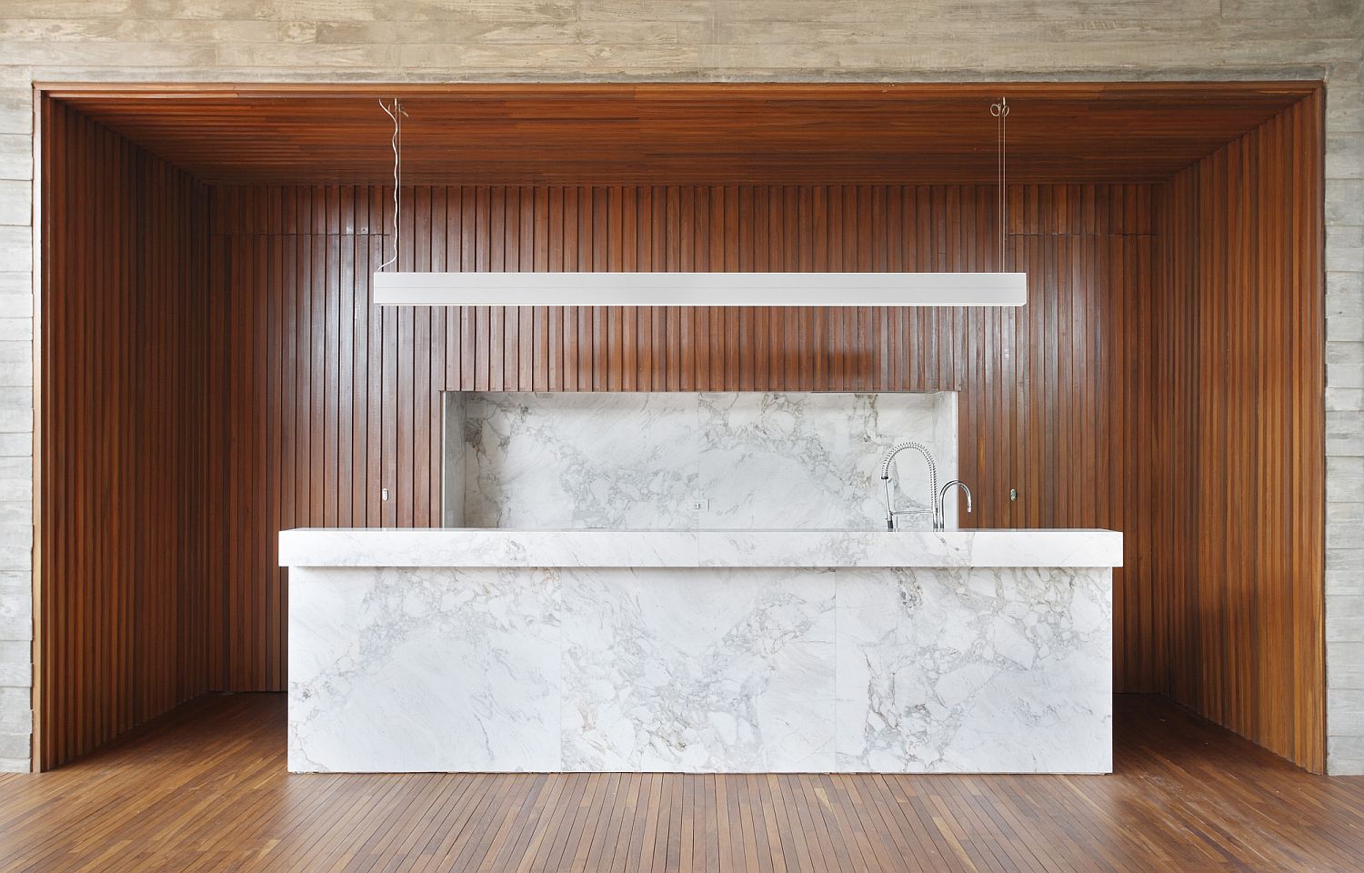 Spectacular and minimal gourmet kitchen in wood and marble