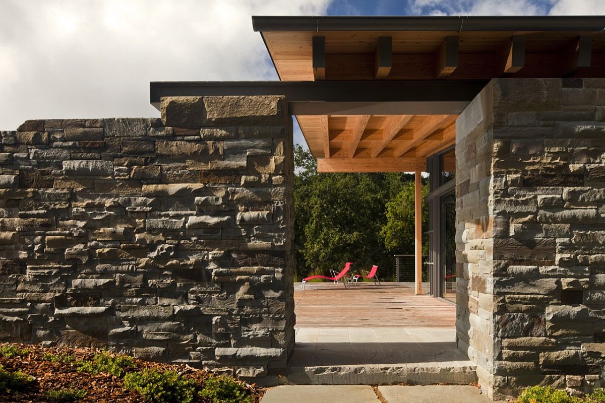 Stone walls welcome you at the beautiful Hall Ridge Knoll Guest House