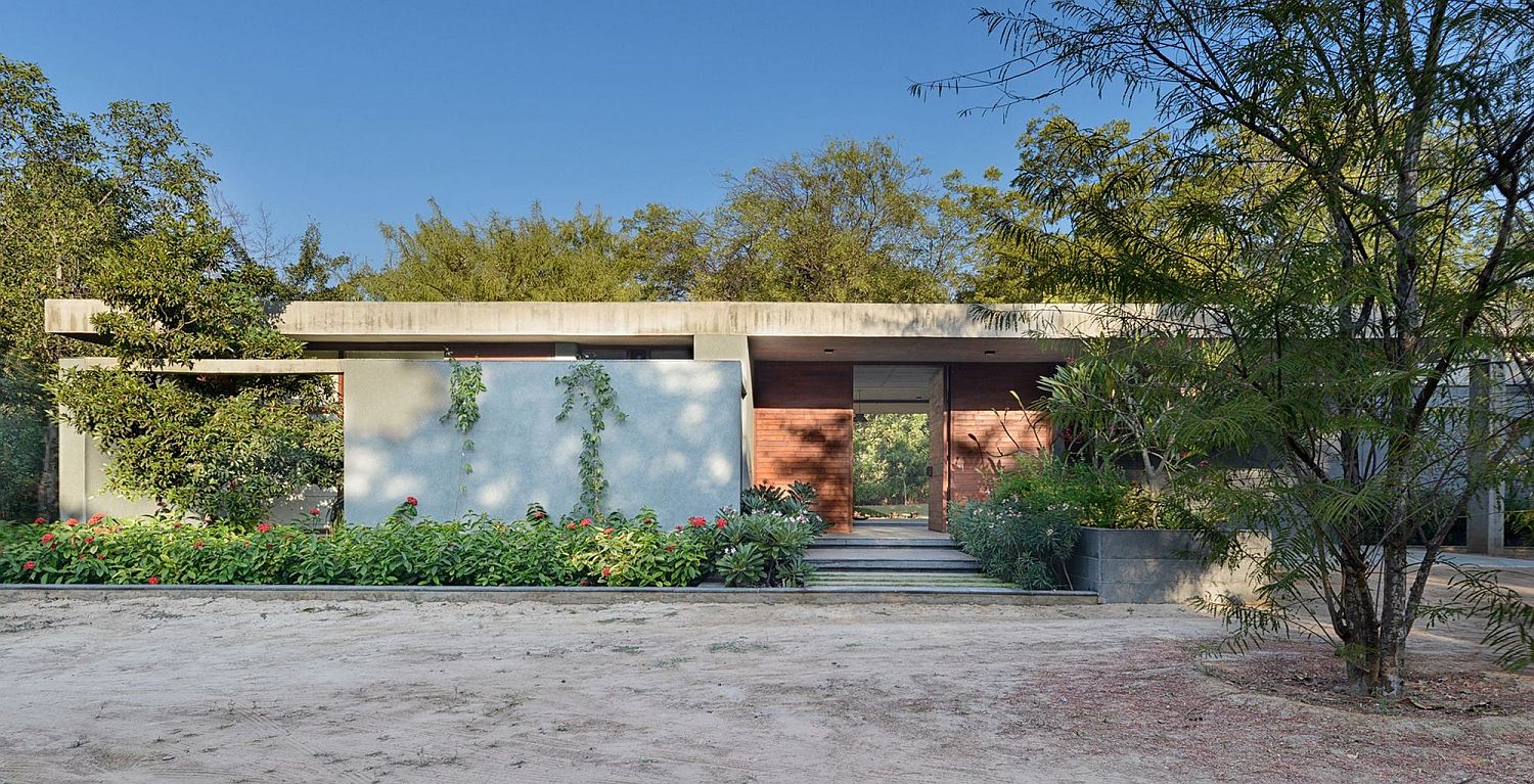 Street facade of the holiday home for modern family in Gujarat