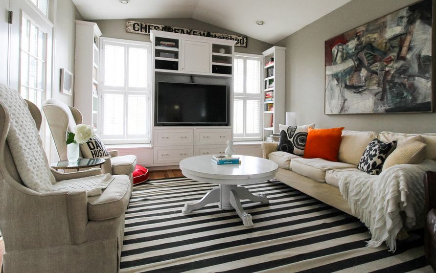 Striped-monochrome-rug-under-the-furniture
