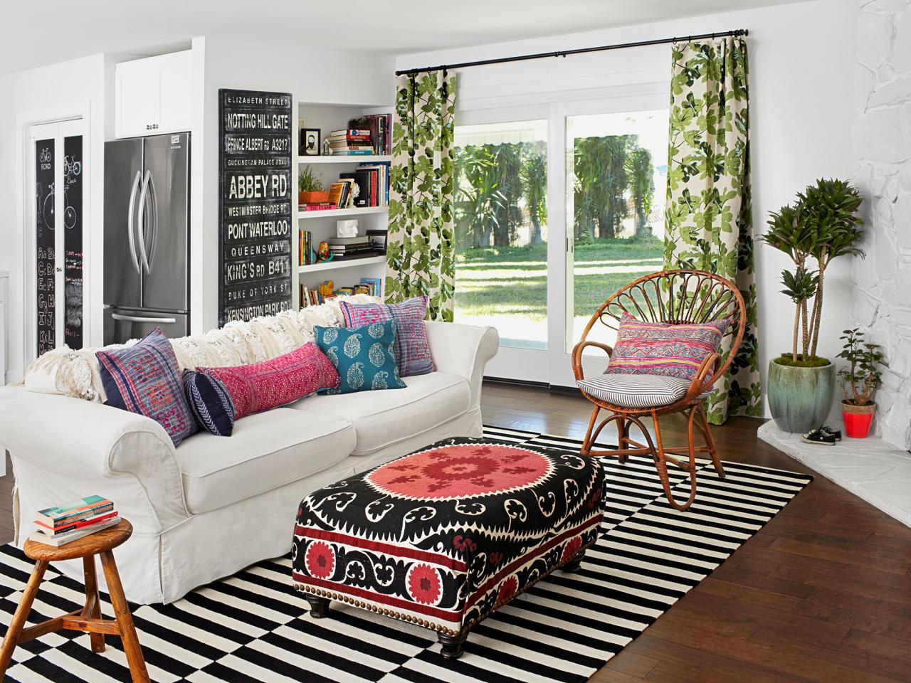 Striped-rug-brings-balance-to-a-colorful-living-room