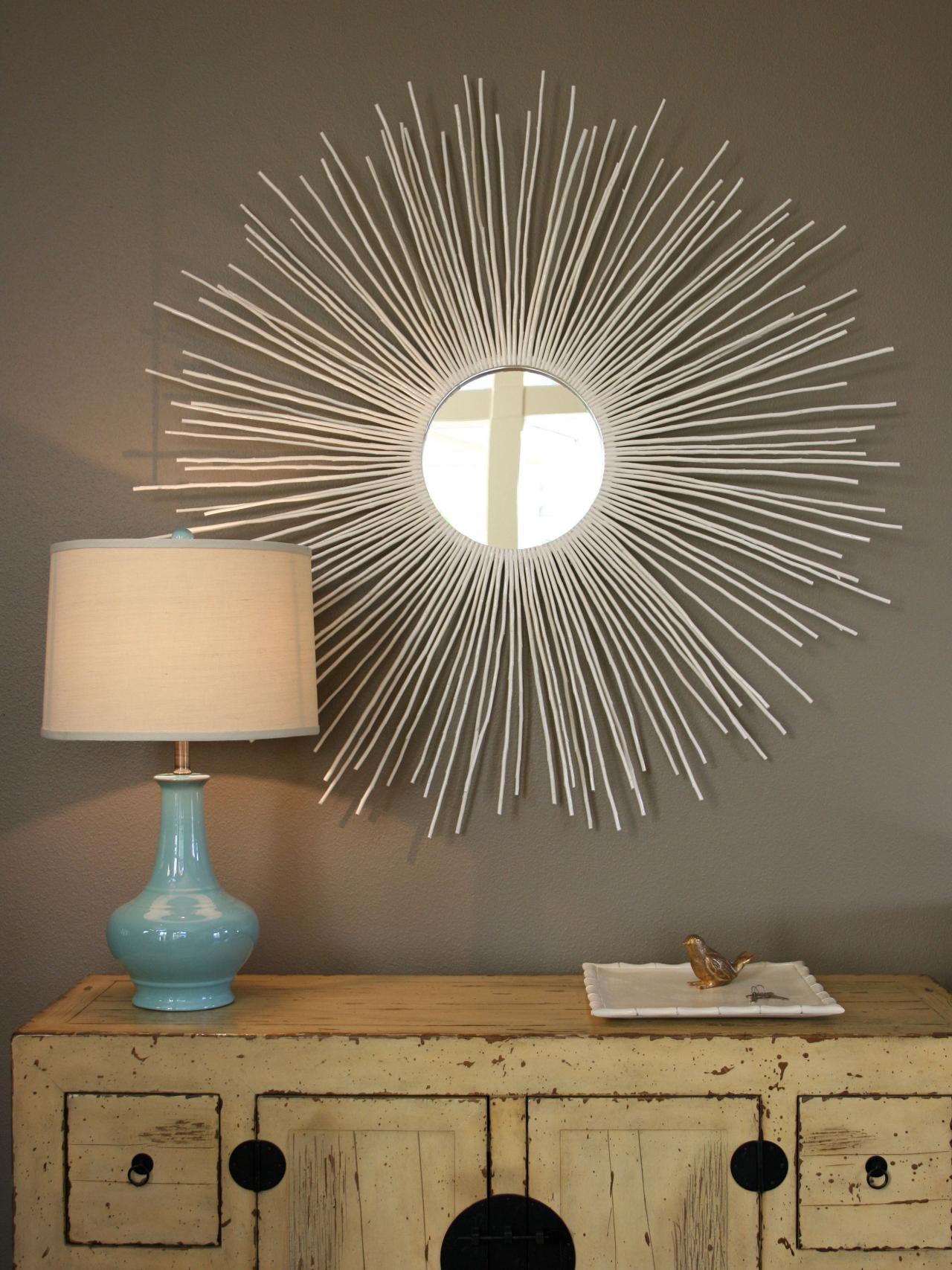 Sunburst mirror with long and thin rays