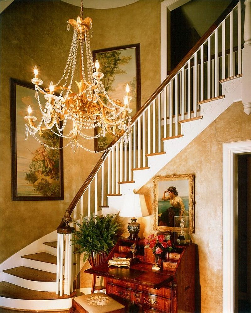 Textured walls and a brilliant chandelier for the Victorian style entry