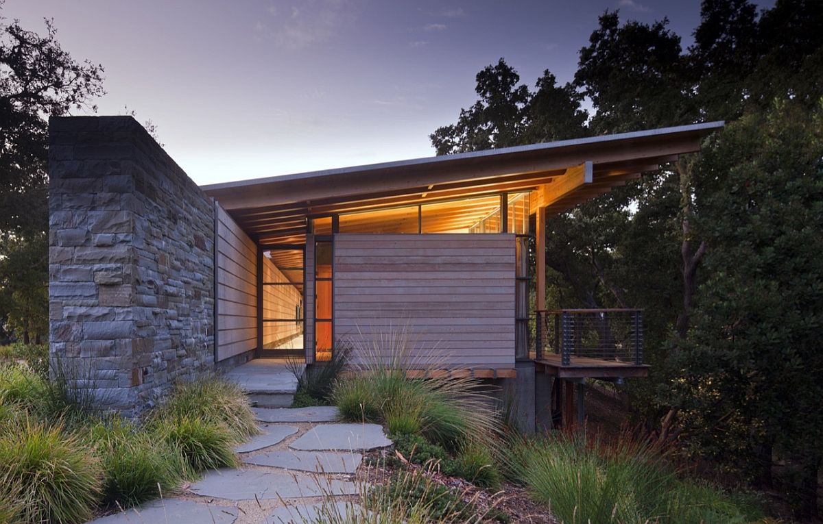 Timber-framed-shed-roof-of-the-unassuming-guest-house