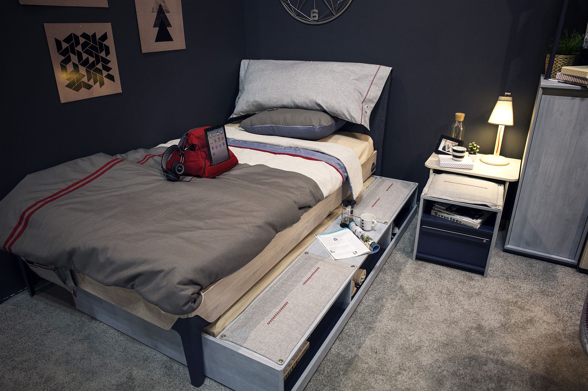 Trundle-bed-in-the-corner-combines-storage-space-with-smart-arrangement