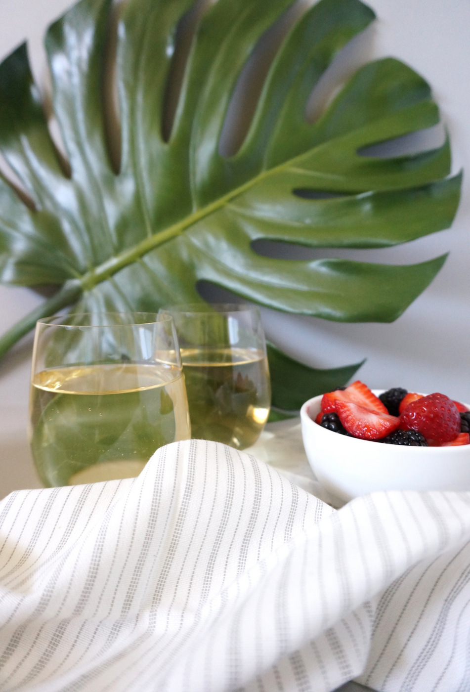 White-wine-and-fresh-fruit