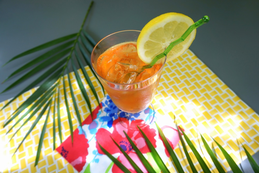 A tropical summer party with iced tea