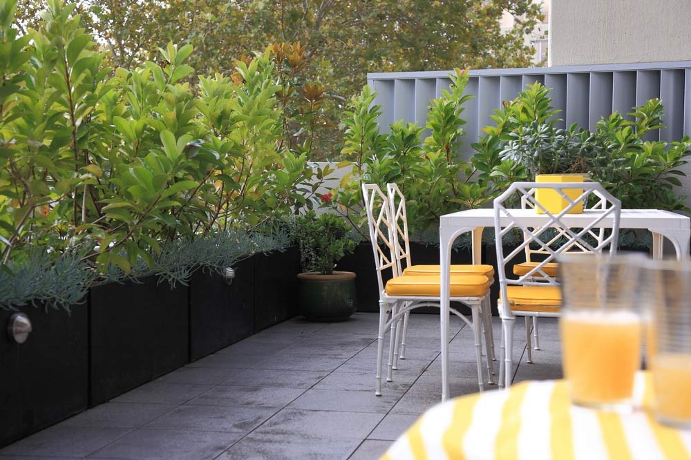 Balcony garden that secures the space's privacy