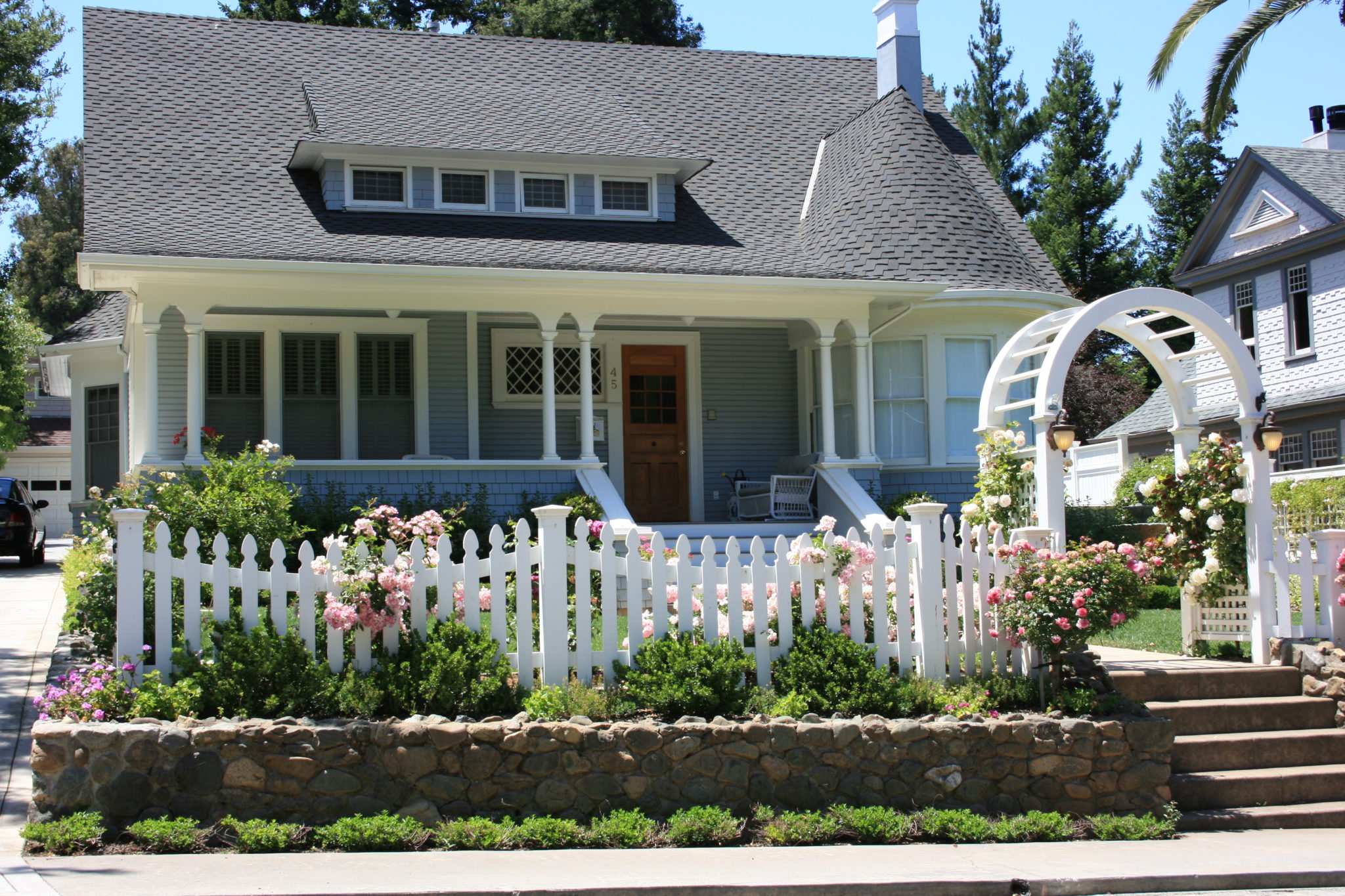 Beautiful-white-picket-fence-with-rosy-flowers