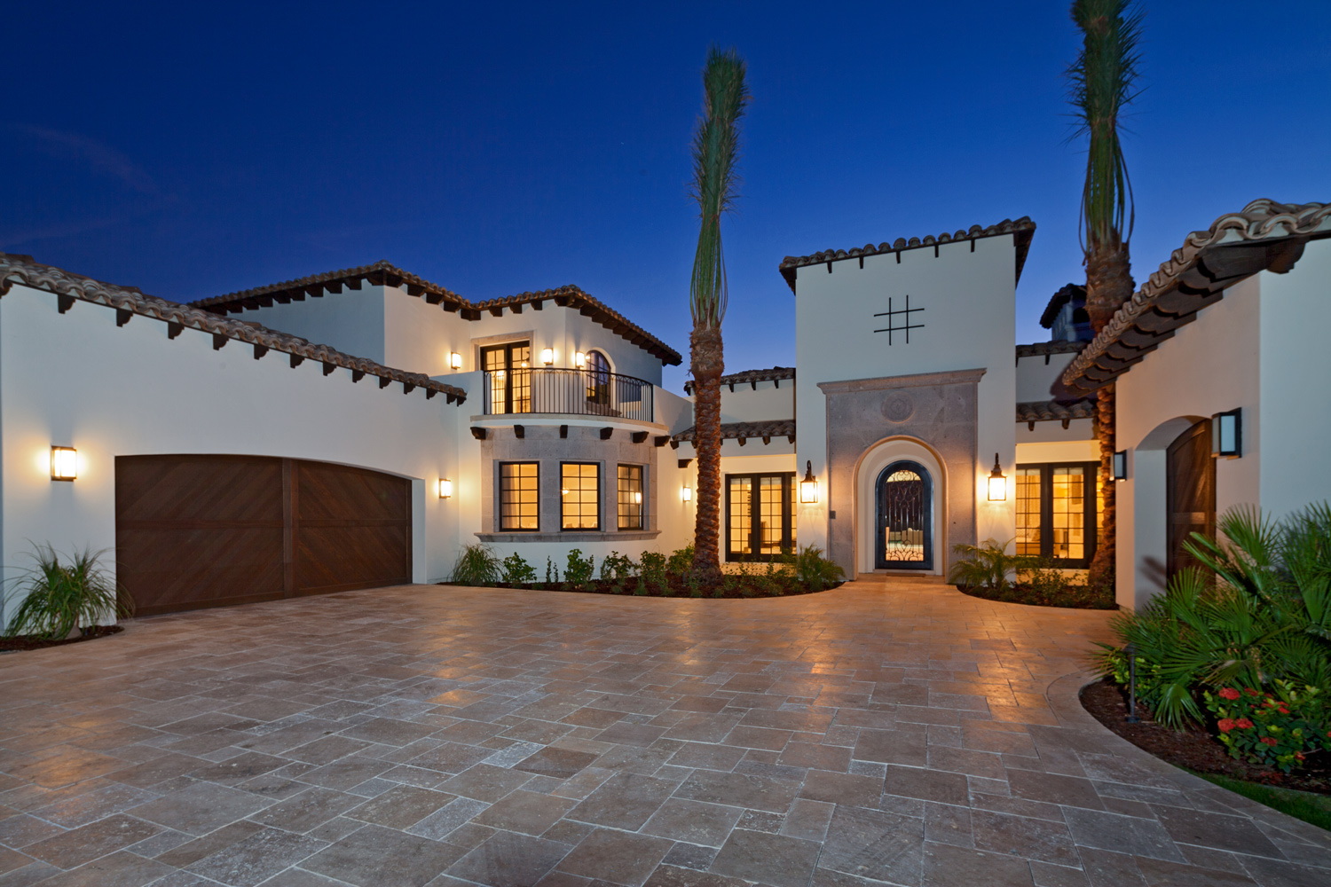 Big and magnificent driveway that matches the house's exterior