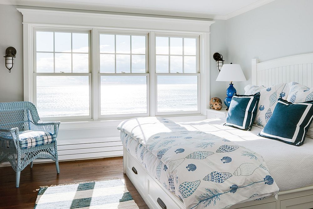 Breezy-beach-style-bedroom-with-a-light-gray-backdrop-and-stylish-blue-accents