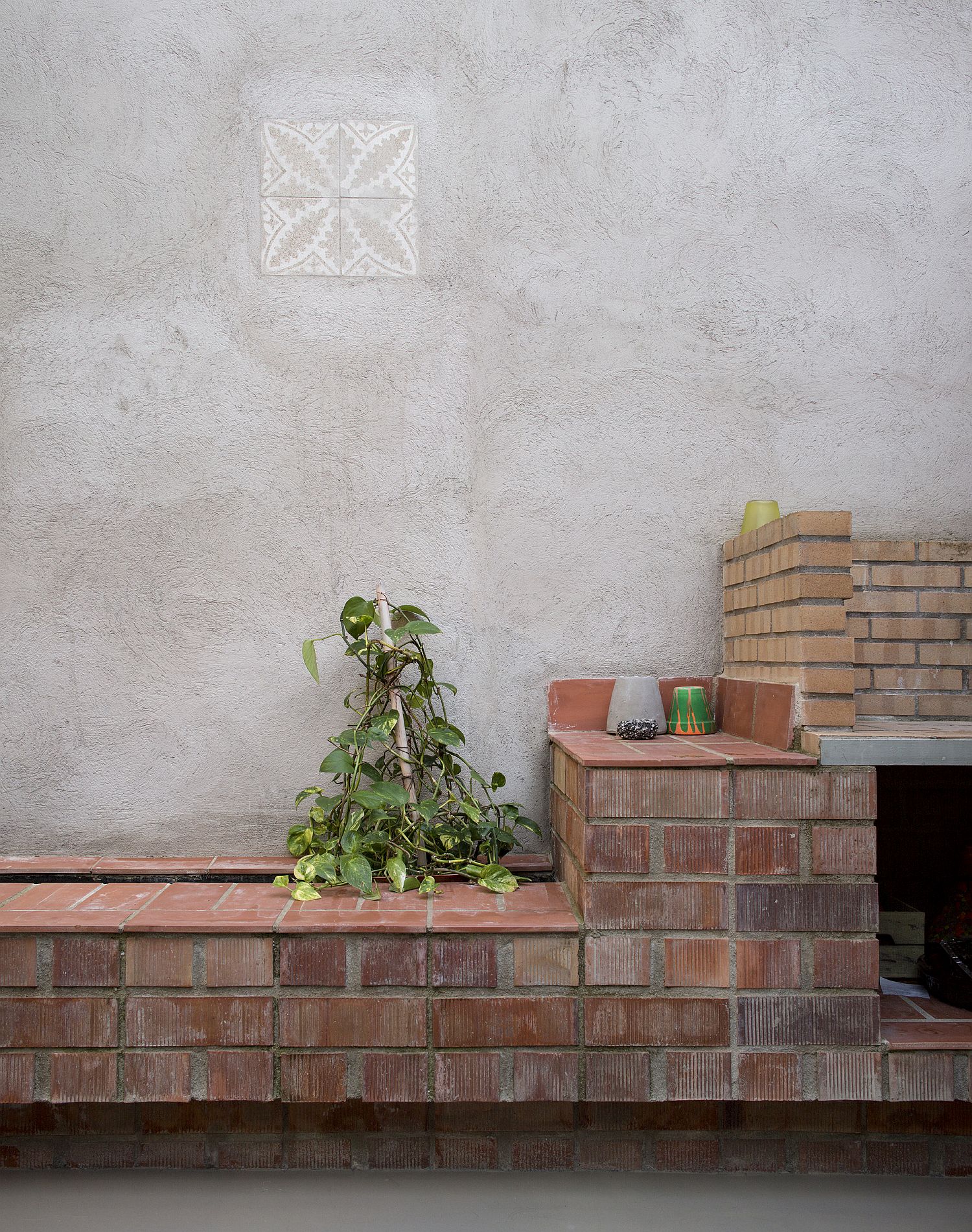 Brick walled sections give the interior ample textural contrast