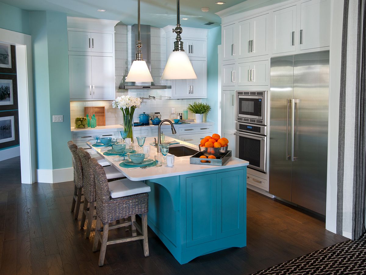 Cheerful coastal style kitchen in white and blue with a beautiful island