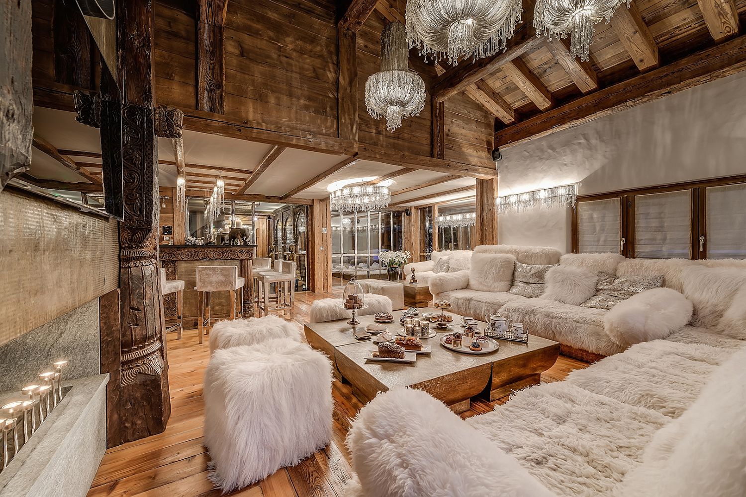 Chic-and-ultra-luxurious-living-room-with-sparkling-chandeliers